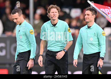 Almere, Paesi Bassi. 7 novembre 2021. ALMERE, PAESI BASSI - 7 NOVEMBRE: Arbitro Martin van den Kerkhof, assistente arbitro Freek Vandeursen, assistente arbitro Yorick Weterings durante la partita olandese Keukenkampioendivisie tra Almere City e ADO Den Haag allo stadio Yanmar il 7 novembre 2021 ad Almere, Paesi Bassi (Foto di Patrick Goosen/Orange Pictures) credito: Orange Pics BV/Alamy Live News Foto Stock