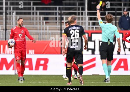 Almere, Paesi Bassi. 7 novembre 2021. ALMERE, PAESI BASSI - 7 NOVEMBRE: Ramon Leeuwin di Almere City FC riceve una carta gialla dal Referee Martin van den Kerkhof durante la partita olandese Keukenkampioendivisie tra Almere City e ADO Den Haag allo Yanmar Stadion il 7 novembre 2021 ad Almere, Paesi Bassi (Foto di Patrick Goosen/Orange Pictures) credito: Orange Pics BV/Alamy Live News Foto Stock