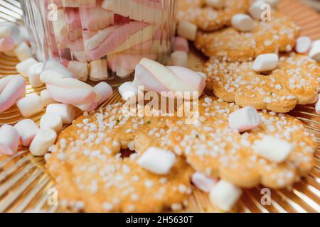 i biscotti si trovano su un piatto dorato con marshmallows. L'umore della felicità è la vigilia di Natale. Foto Foto Stock