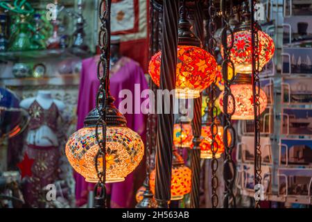 Lampada a mosaico tradizionale turca o marocchina. Lampada colorata in vetro  colorato sullo sfondo del negozio di souvenir sfocato con spazio per le  copie. Popolare Foto stock - Alamy
