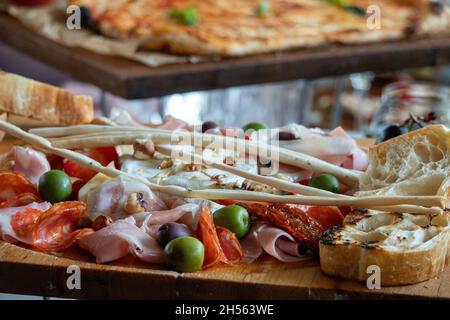 Formaggi assortiti in varie forme e dimensioni Foto Stock