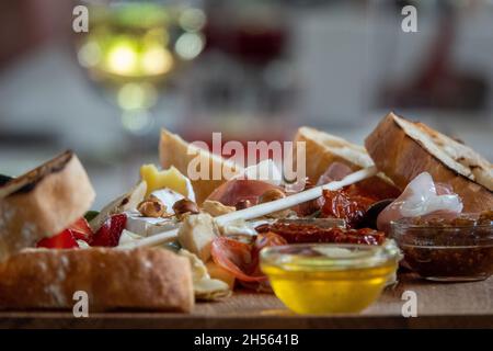 Formaggi assortiti in varie forme e dimensioni Foto Stock