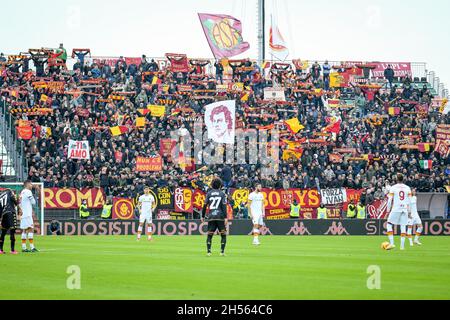 Venezia, Italia. 7 novembre 2021. Tifosi di Roma durante il Venezia FC vs AS Roma, Campionato italiano di calcio A partita a Venezia, Italia, Novembre 07 2021 Credit: Independent Photo Agency/Alamy Live News Foto Stock