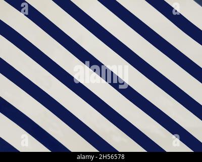 Strisce blu su sfondo bianco. Foto Stock