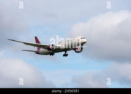 Virgin Atlantic Boeing 787 Dreamliner jet plane G-VOWS sull'avvicinamento alla terraferma all'aeroporto Heathrow di Londra, Regno Unito. Chiamato Marian Maid Foto Stock