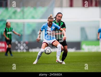 Sassuolo, Italia. 7 novembre 2021. Sassuolo, Italia, 7 novembre 2021 Luik Aivi (8 Pomigliano CF) in azione durante la Serie un gioco Femminile tra Sassuolo e Pomigliano allo Stadio Enzo Ricci di Sassuolo, Italia Michele Finessi/SPP Credit: SPP Sport Press Photo. /Alamy Live News Foto Stock