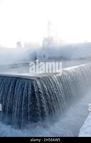 Trabocco di acqua sul canale tecnologico della centrale idroelettrica. Foto Stock