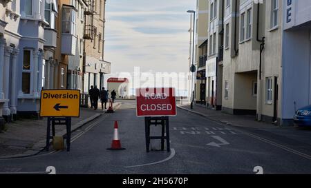 Segnaletica stradale Traffico di strada chiusa e deviazione vista su una strada a Bognor Regis. Foto Stock