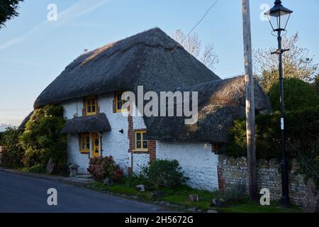 Vista di un cottage di paglia con porte e finestre dipinte di giallo. Foto Stock