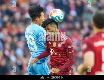 Kingsley Coman, FCB 11 gareggia per la palla, affrontando, duello, header, zweikampf, Azione, lotta contro Wooyeong JEONG, FRG 29 nella partita FC BAYERN MUENCHEN - SC FRIBURGO 2-1 1.German Football League il 6 novembre 2021 a Monaco, Germania. Stagione 2021/2022, giorno della settimana 11, 1.Bundesliga, FCB, München, 11.Spieltag. © Peter Schatz / Alamy Live News - LE NORMATIVE DFL VIETANO L'USO DI FOTOGRAFIE come SEQUENZE DI IMMAGINI e/o QUASI-VIDEO - Foto Stock