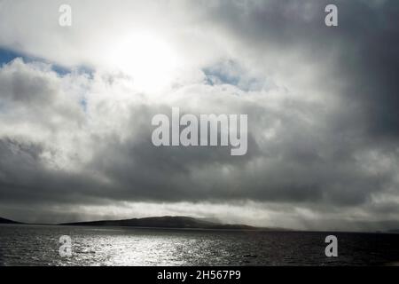 Nuvola passando sopra la Clauchland Hills Brodick Bay l'isola di Arran visto dal traghetto Caledonian Isles Arran North Ayrshire Scozia Foto Stock