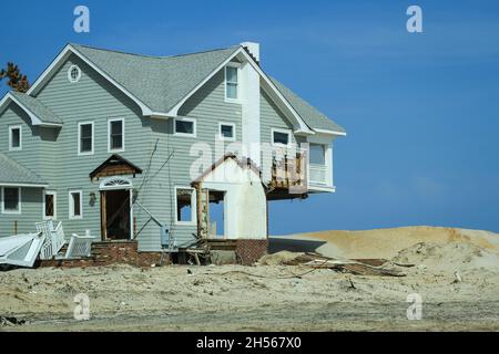 Casa distrutta dal tornado con parte del piano terra strappata | edificio in legno devastato dal tornado, foto al tempo di sole Foto Stock