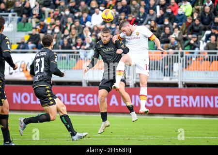 Venezia, Italia. 7 novembre 2021. Header of Roma's Jordan Veretout durante Venezia FC vs AS Roma, italian soccer Series A match in Venice, Italy, November 07 2021 Credit: Independent Photo Agency/Alamy Live News Foto Stock