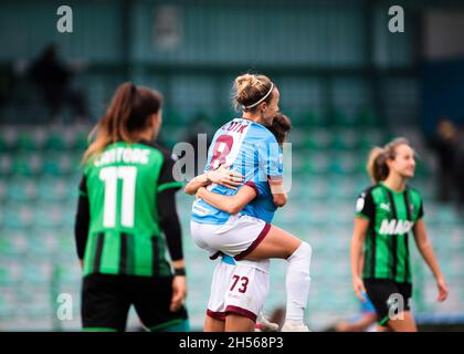 Sassuolo,Italia,7 novembre 2021 Luik Aivi (8 Pomigliano CF) festeggia dopo aver segnato il secondo gol della sua squadra con i compagni di squadra durante la serie Una partita Femminile tra Sassuolo e Pomigliano allo Stadio Enzo Ricci di Sassuolo, Italia Michele Finessi/SPP Foto Stock