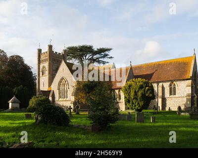 St Mary la Chiesa della Vergine e il cantiere Hambleden Buckinghamshire Inghilterra Regno Unito location per la serie televisiva Midsomer omicidi Foto Stock