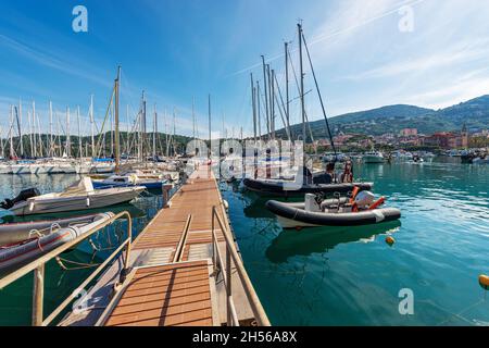 Porto con molte barche da diporto ormeggiate, piccola cittadina di Lerici, località turistica sulla costa del Golfo di la Spezia, Mar Mediterraneo, Liguria, Italia. Foto Stock