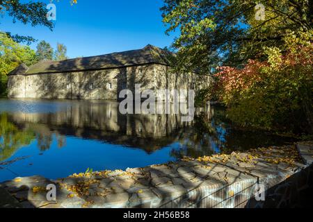 Germania, Langenfeld (Rheinland), Bergisches Land, Niederbergisches Land, Niederberg, Renania, Renania Settentrionale-Vestfalia, NRW, Langenfeld-Wiescheid, casa padronale Graven a Wiescheid, Medioevo, castello ormeggiato in un lago, fosso Foto Stock