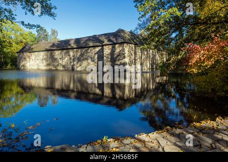 Germania, Langenfeld (Rheinland), Bergisches Land, Niederbergisches Land, Niederberg, Renania, Renania Settentrionale-Vestfalia, NRW, Langenfeld-Wiescheid, casa padronale Graven a Wiescheid, Medioevo, castello ormeggiato in un lago, fosso Foto Stock