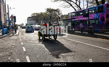 Brighton, Regno Unito. 7 novembre 2021. Brighton UK 7 novembre - Auto vicino al traguardo della RM Sotheby's London to Brighton Veteran Car Run Today . Quest'anno è il 125° anniversario della BritainÕs edizione del motoring più lunga: Credit Simon Dack/Alamy Live News Foto Stock