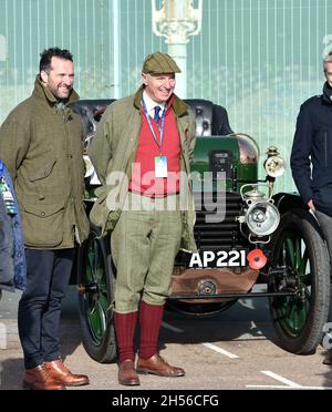 Brighton UK 7 novembre - abiti eleganti al RM Sotheby's London to Brighton Veteran Car Run Today . Quest'anno è il 125° anniversario della BritainÕs edizione del motoring più lunga: Credit Simon Dack / Alamy Live News Foto Stock