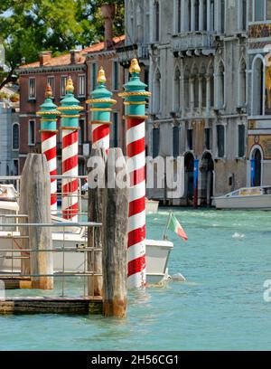 Primo piano di bricole in un canale di Venezia, Italia. Paesaggio urbano dal Canal Grande di Venezia Foto Stock