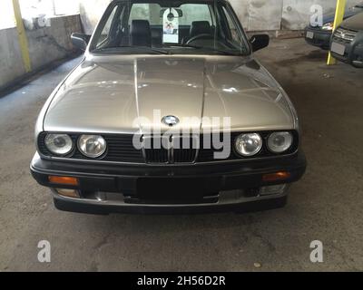 BMW 316i (E30): Vista frontale, colore grigio, coupé. Seconda generazione, prodotta dal 1981 al 1994. São Paulo - Brasile Foto Stock