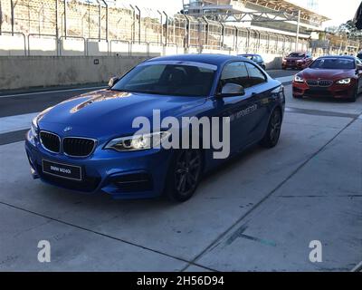 BMW M Power Tour: BMW M2, blu metallizzato, in pista davanti ai box, all'Autodromo José Carlos Pace o all'Autodromo di Interlagos. Foto Stock