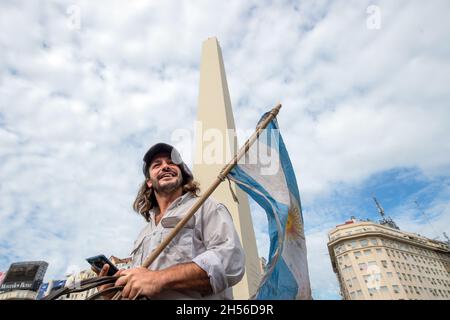 Buenos Aires, Argentina. 7 novembre 2021. Marcos Villamil passa davanti all'obelisco con i suoi tre cavalli Tordo, Wayra e Mora. Il 29 anni ha percorso circa 8,600 chilometri con i suoi tre cavalli durante il suo viaggio attraverso l'Argentina. Dopo 14 mesi in sella, ora torna a Buenos Aires. Credit: Florencia Martin/dpa/Alamy Live News Foto Stock