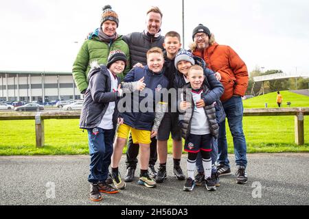 Bolton, Regno Unito. 7 novembre 2021. I tifosi di Bolton Wanderers durante la prima partita di fa Cup tra Bolton Wanderers e Stockport County all'Università di Bolton Stadium, Bolton, Inghilterra, il 7 novembre 2021. Foto di Mike Morese. Solo per uso editoriale, licenza richiesta per uso commerciale. Nessun utilizzo nelle scommesse, nei giochi o nelle pubblicazioni di un singolo club/campionato/giocatore. Credit: UK Sports Pics Ltd/Alamy Live News Foto Stock