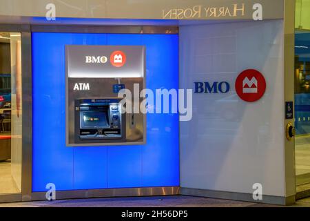 Teller automatico di marca Bank of Montreal o BMO a Toronto, Canada. 6 novembre 2021 Foto Stock