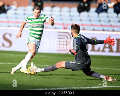 James Forrest di Celtic (a sinistra) passa davanti al portiere di Dundee Adam Legzdins durante la partita di premiership Cinch al Kilmac Stadium di Dundee. Data foto: Domenica 7 novembre 2021. Foto Stock