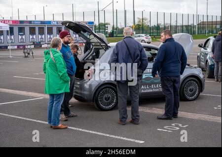 Gli espositori dello Shropshire Goes Electric Day si svolgono presso lo Shrewsbury Town Football Club, Montgomery Waters Meadow. Foto Stock