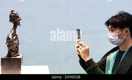 (211107) -- SHANGHAI, 7 novembre 2021 (Xinhua) -- Un visitatore scatta foto di un'opera d'arte durante la 4a China International Import Expo (CIYE) nella Cina orientale di Shanghai, 7 novembre 2021. La China International Import Expo (CIIE) ha per la prima volta istituito una sezione dedicata alle reliquie culturali e all'arte. Le grandi case d'asta hanno fatto i loro debutti alla quarta iterazione dell'esposizione nella speranza di attrarre i collettori cinesi. La sezione speciale ha un'area espositiva di oltre 1,200 metri quadrati e ospita 178 mostre per un valore complessivo stimato di 2.35 miliardi di yuan (circa 367 milioni di dollari USA). (Xin Foto Stock
