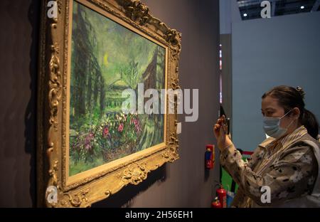 (211107) -- SHANGHAI, 7 novembre 2021 (Xinhua) -- Un visitatore scatta una foto di un'opera d'arte allo stand di Sotheby's durante la 4a China International Import Expo (CIIE) nella Cina orientale di Shanghai, 7 novembre 2021. La China International Import Expo (CIIE) ha per la prima volta istituito una sezione dedicata alle reliquie culturali e all'arte. Le grandi case d'asta hanno fatto i loro debutti alla quarta iterazione dell'esposizione nella speranza di attrarre i collettori cinesi. La sezione speciale ha un'area espositiva di oltre 1,200 metri quadrati e ospita 178 mostre per un valore complessivo stimato di 2.35 miliardi di yuan (circa 367 m. Foto Stock