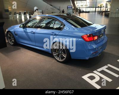 BMW M3 (F80), quinta generazione, vista laterale, colore blu, prodotto dal 2014 al 2018. In esposizione a Welt - Monaco - Germania - giugno 2014. Foto Stock