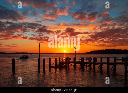 La vista da Sandbanks, Poole Harbour, è stato spesso considerato uno dei migliori posti nel Regno Unito per prendere il tramonto Foto Stock