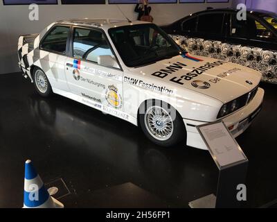 BMW M3 (E30) Ring-Taxi, 1987. È stata la prima della linea M.BMW Motorsport, una filiale della BMW, creata nel 1972, a sviluppare modelli da competizione. Foto Stock