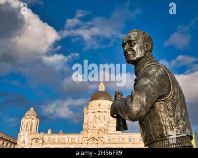 La statua dell'eroe della seconda Guerra Mondiale Johnnie Walker CB, DSO, tre bar sullo storico lungomare di Liverpool, con il Port of Liverpool Building alle spalle. Foto Stock