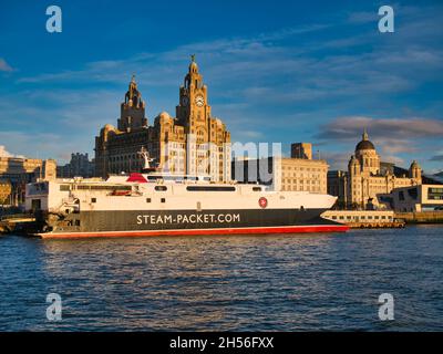 L'Isola di Man traghetto HSC Manannan ormeggiò a Liverpool in una giornata di sole con gli edifici Liver dietro. Il traghetto è stato costruito da Incat a Hobart, Austral Foto Stock