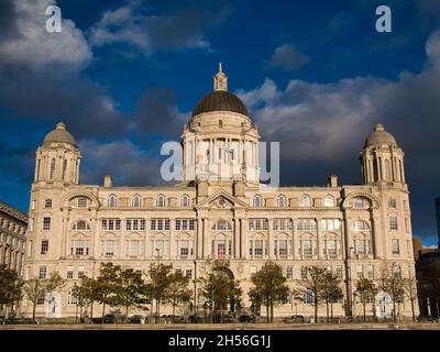 Rivestito in pietra bianca di Portland, l'edificio del Porto di Liverpool, classificato di grado 2. Uno dei tre Grace sul lungomare storico di Liverpool. Preso su un su Foto Stock