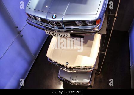 BMW serie 7: Vista dall'alto delle carrozzerie. Museo BMW - Monaco - Germania - Settembre 2013. Foto Stock