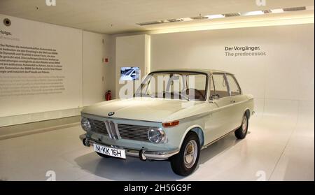 BMW 2002 ti, colore grigio. La BMW Serie 02 è una gamma di vetture compatte prodotte dalla BMW tra il 1966 e il 1977. BMW Museum, Monaco di Baviera, Germania Foto Stock