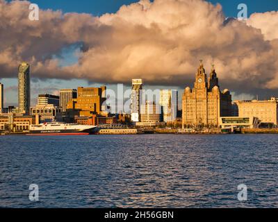 Il traghetto per l'Isola di Man ormeggiato sul lungomare storico di Liverpool, che include moderni blocchi di uffici, insieme al Royal Liver e al Cunard Building Foto Stock