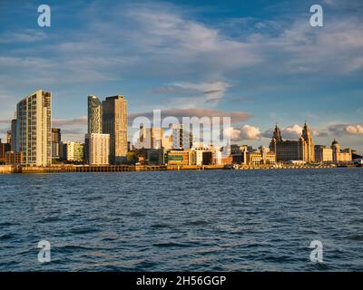 Lo storico lungomare di Liverpool, che include moderni blocchi di uffici e gli edifici Royal Liver, Cunard e Port of Liverpool Foto Stock