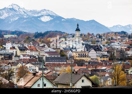 07 novembre 2021, Baviera, Traunstein: La città di Traunstein con la chiesa parrocchiale di San Oswald si può vedere di fronte alle colline bavaresi delle Alpi. Il distretto di Traunstein è attualmente una delle regioni bavaresi più colpite da Corona. Foto: Matthias Balk/dpa Foto Stock