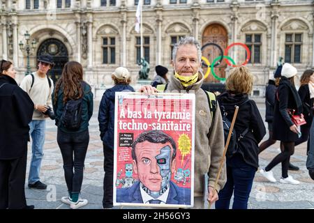 Parigi, Francia. 6 novembre 2021. Un uomo ha un segno contro il pass sanitario durante la Giornata Mondiale d'azione per la Giustizia climatica del 6 novembre 2021. Foto Stock
