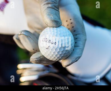 PRIMO PIANO DEL GOLFER CHE TIENE LA SFERA DI GOLF DEL TITLEIST Foto Stock