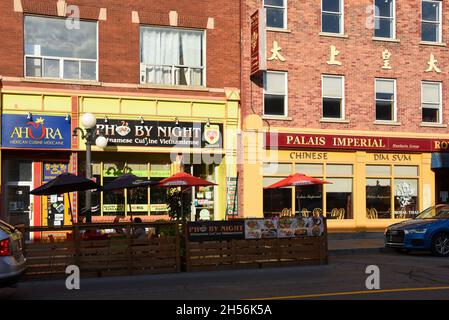 Ottawa, Canada - 30 agosto 2021: Ristoranti etnicamente diversi, messicano, vietnamita e cinese su Dalhousie Street nel mercato Byward, un popolare Foto Stock