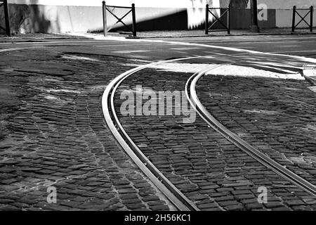 Binari del tram sulla strada acciottolata nella città vecchia. Nessuna gente Foto Stock