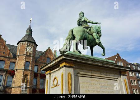 Statua equestre di Jan Wellem (Johann Wilhelm II) dello scultore Gabriel Grubello sulla piazza del mercato di Düsseldorf/Germania - svelata nel 1711. Foto Stock